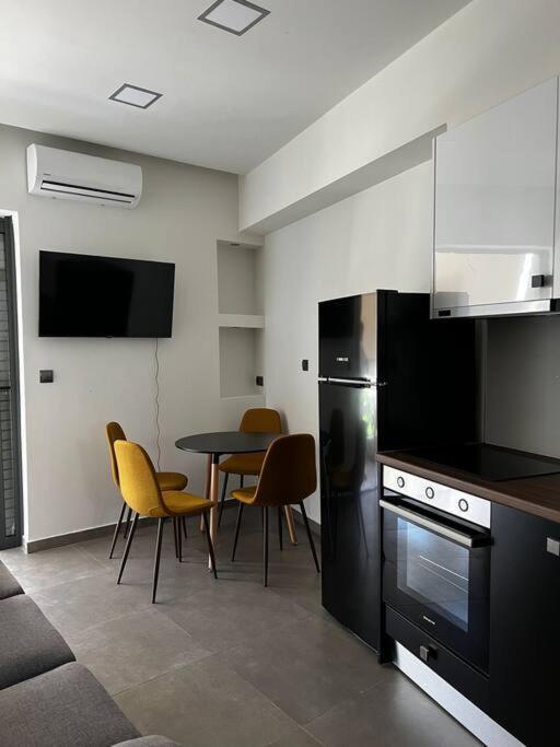 Faronita - Luxury Apt In The Heart Of カラマタ エクステリア 写真