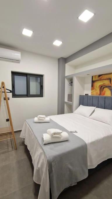 Faronita - Luxury Apt In The Heart Of カラマタ エクステリア 写真