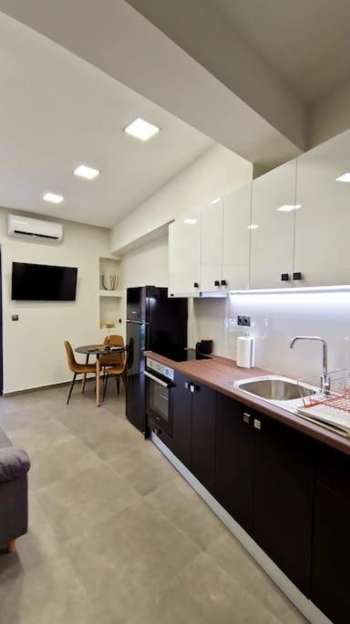 Faronita - Luxury Apt In The Heart Of カラマタ エクステリア 写真