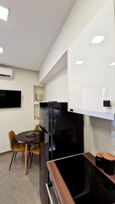 Faronita - Luxury Apt In The Heart Of カラマタ エクステリア 写真