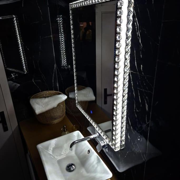 Faronita - Luxury Apt In The Heart Of カラマタ エクステリア 写真